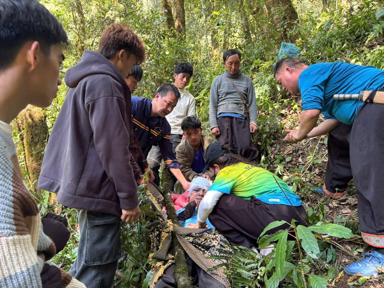 穿越森林搜尋,在山羅省越野賽中救出兩名迷路的運動員