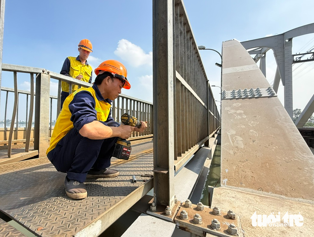 修復完Ghềnh橋後,摩托車才能通行公路橋