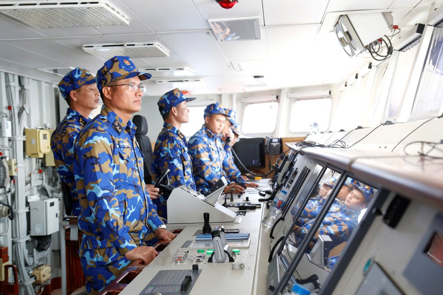 觀看越南與中國海軍首次實彈射擊反海盜