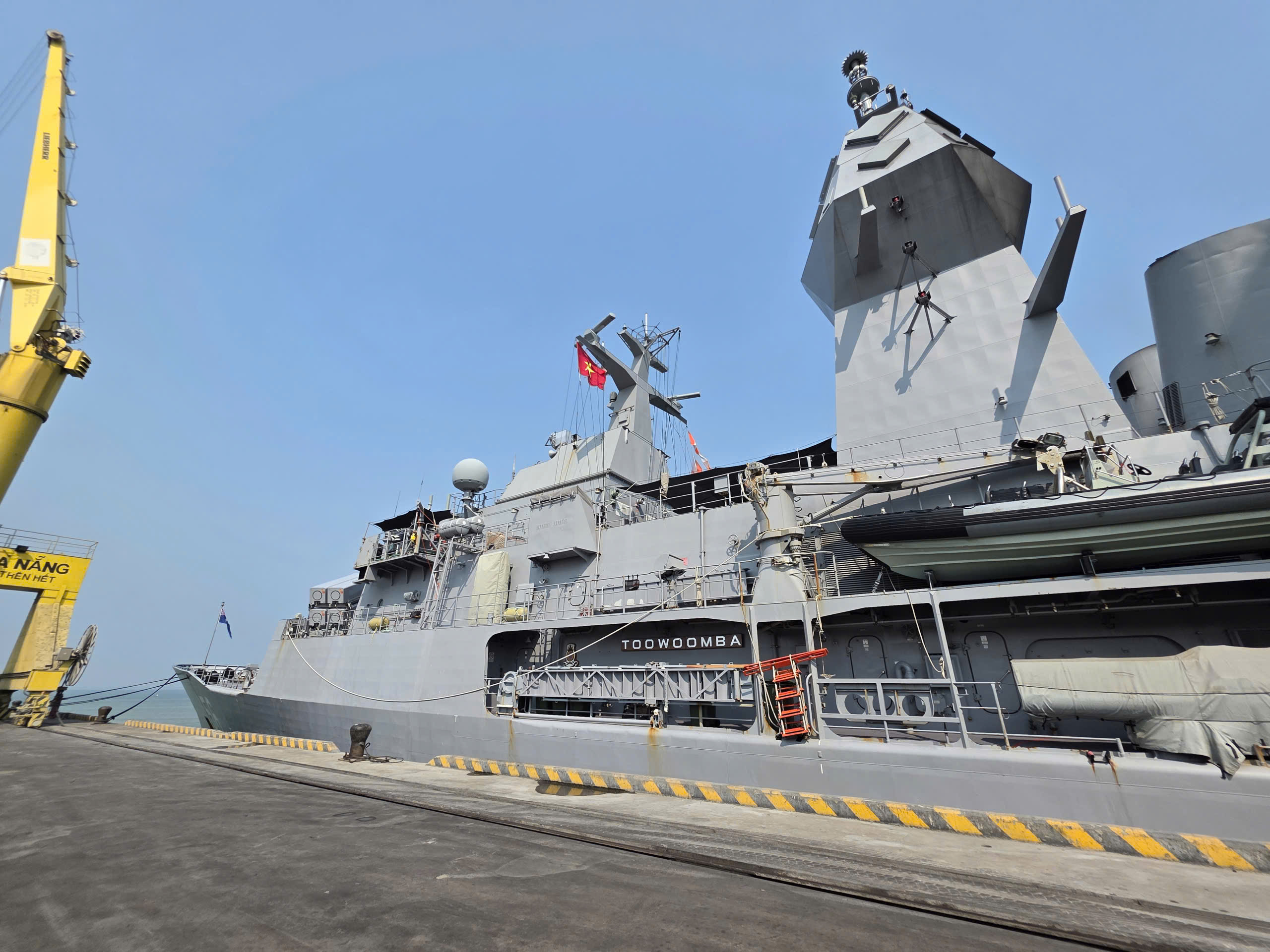 澳大利亞導彈驅逐艦抵達峴港仙沙港