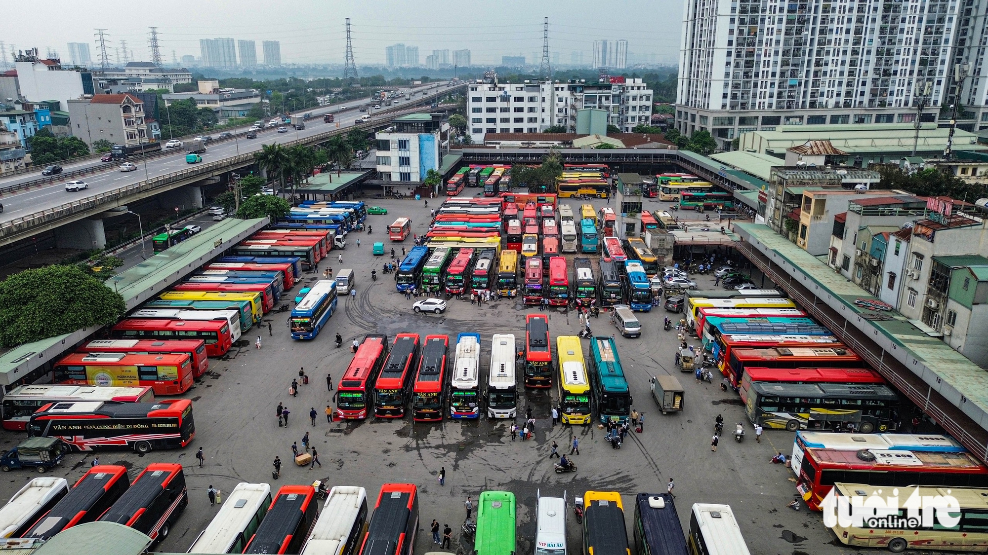 民眾紛紛離開河內度假,出城口車輛寸步難行