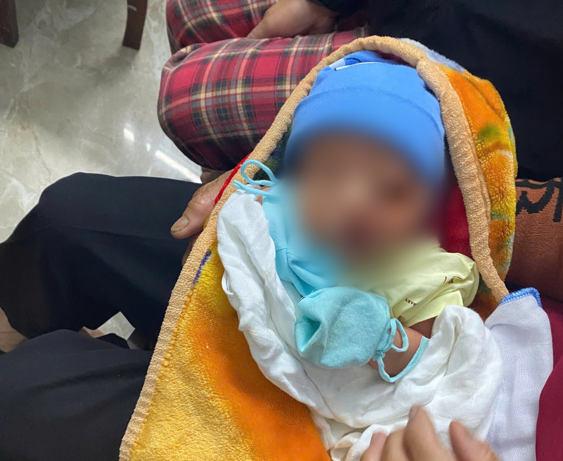在翁昂-崩高速公路隧道下发现被遗弃新生婴儿,寻找亲属