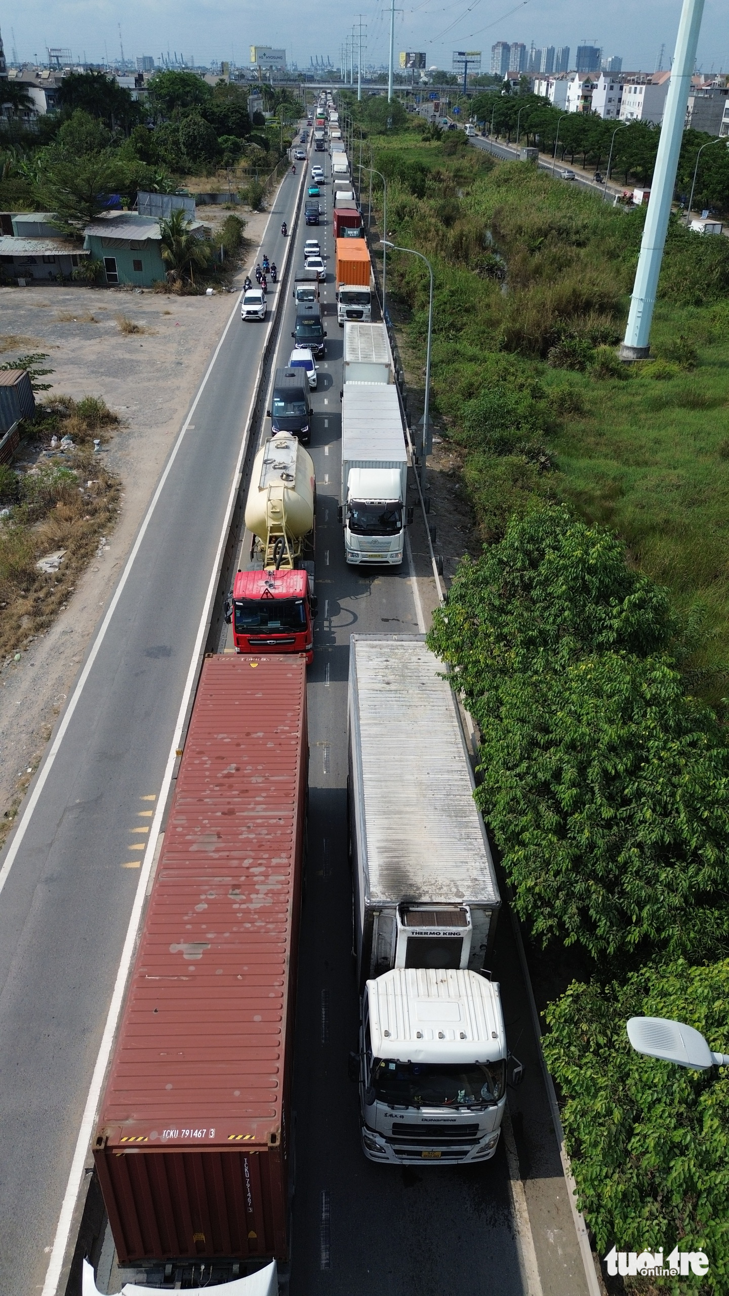 拖车失控冲向右车道，将汽车“紧贴”在武志功路桥栏杆上
