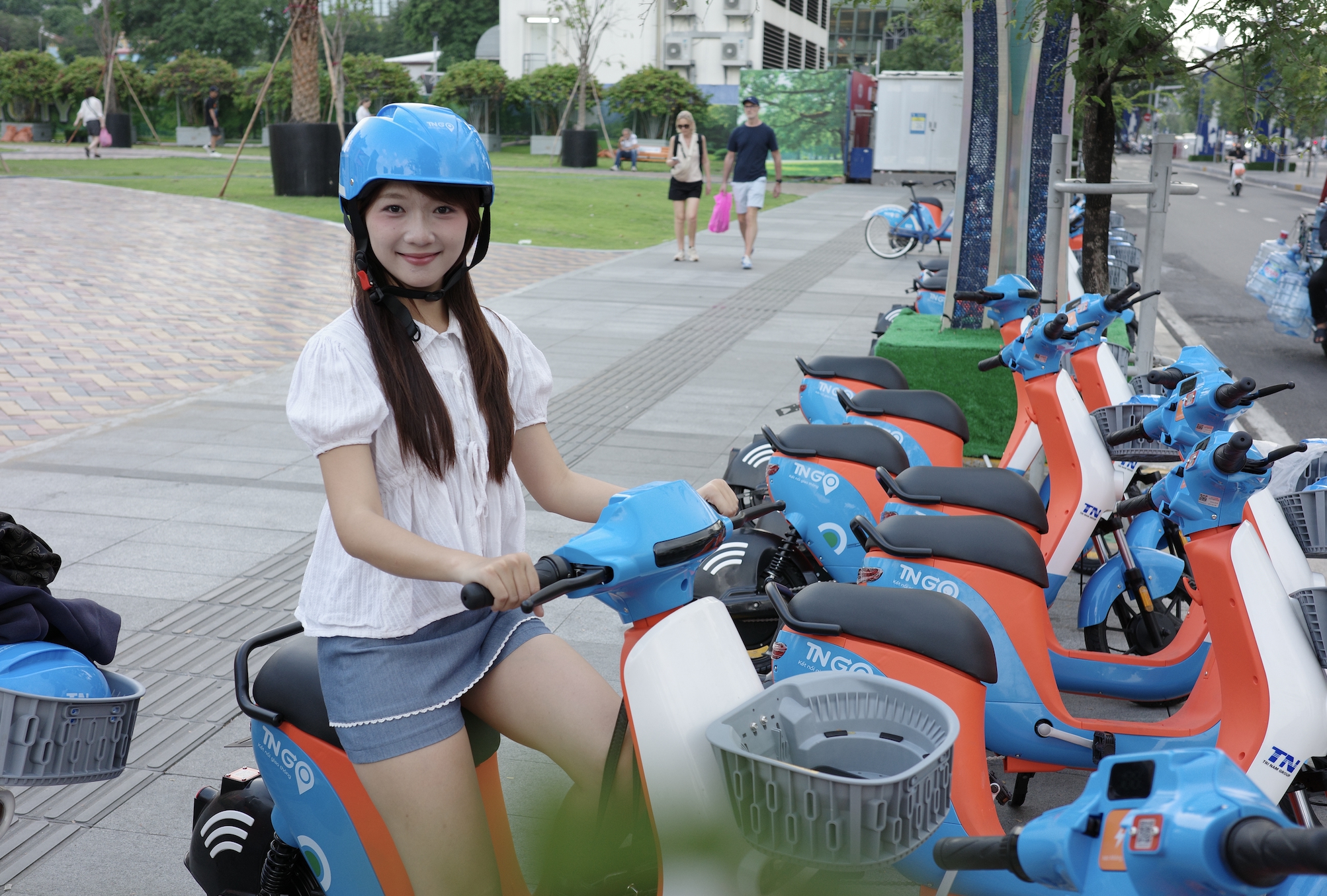 民眾和遊客興奮體驗公共電動自行車