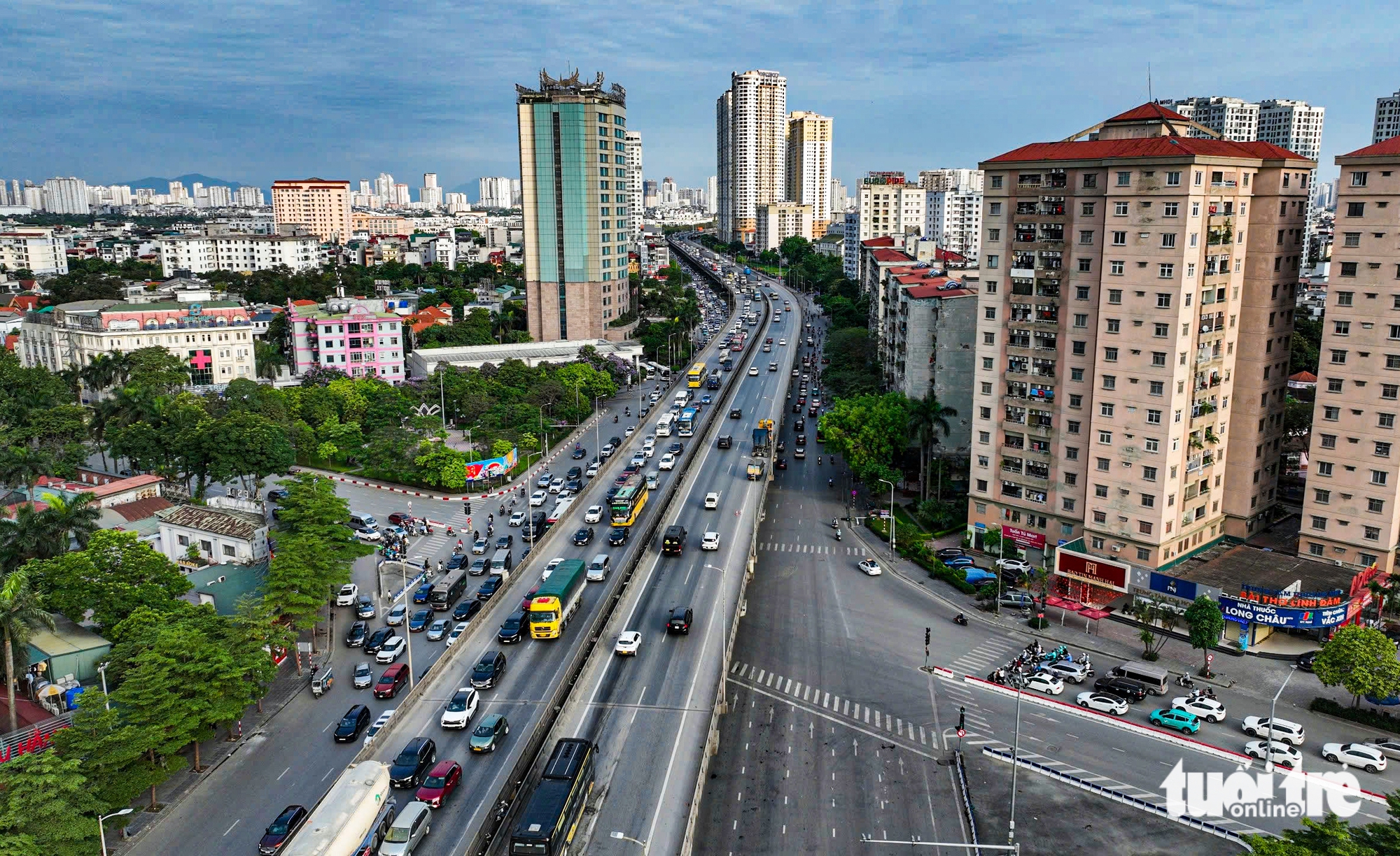 人群蜂擁至河內周邊旅遊景點,南部高速公路從清晨起便嚴重擁堵
